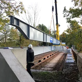 Segré-en-Anjou-Bleu. La pose de la passerelle de la voie verte a...