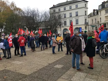 Laval. Des enseignants se sont rassemblés pour demander une...