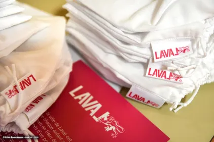 Laval : la Ville distribue des masques aux élèves