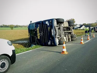 La Ferrière de Flée. Camion au fossé, route coupée ce midi