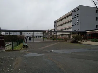 Lycéens à mi-temps pendant la pandémie : "on n'en peut plus"