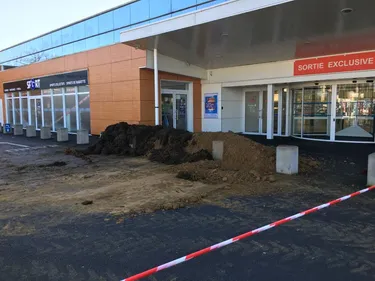 Segré. Du fumier déposé dans la nuit devant les entrées du centre...
