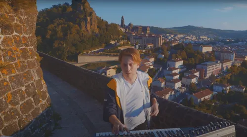 Joris Delacroix perché au dessus du Puy-en-Velay pour Cercle Stories
