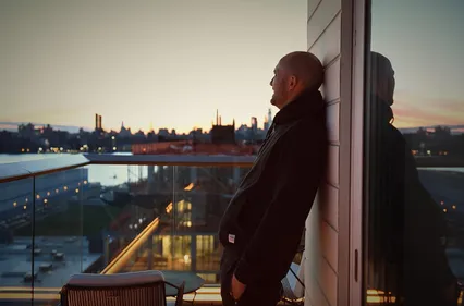 Paul Kalkbrenner revient avec l'hypnotisant "Graf Zahl"