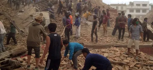 NÃ©pal: des dizaines de milliers de sinistrÃ©s effrayÃ©s en quÃªte...