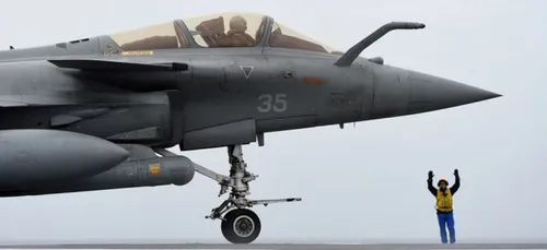 Au Qatar pour le contrat Rafale, Hollande vante la "crÃ©dibilitÃ©"...