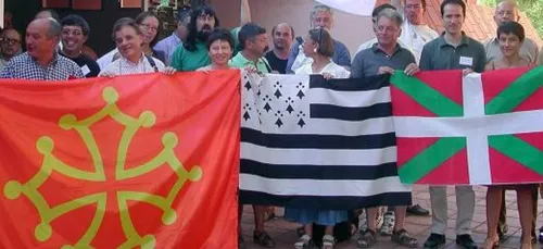 Hollande annonce un projet de loi constitutionnelle pour ratifier...