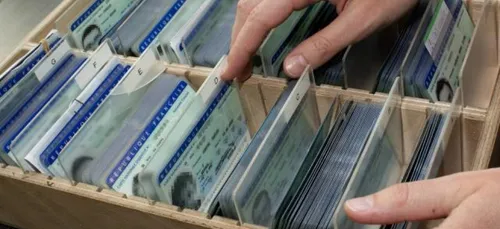 ImmigrÃ©s: intÃ©gration "Ã  sens unique" et discriminations...