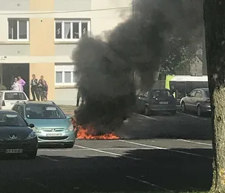 Une voiturette en feu