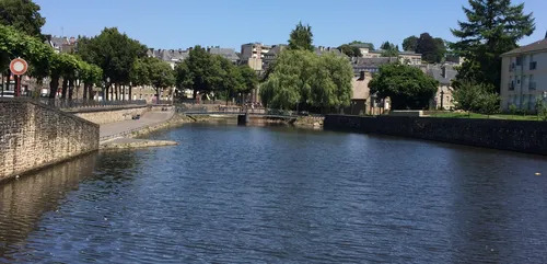 un pêcheur poussé à l'eau par des jeunes