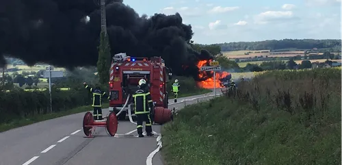Un camion de fuel en feu !