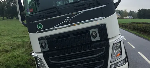 Poids lourd sur le bas côté, route fermée entre Sainte Marie...