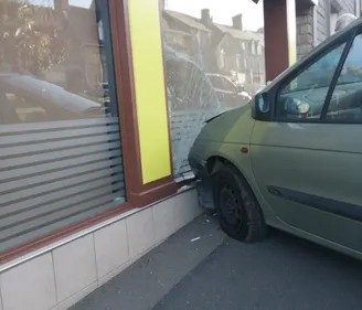 la voiture finit dans la boulangerie