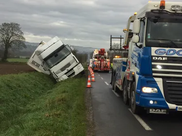Un poids lourd s'est renversé route de Saint Lô