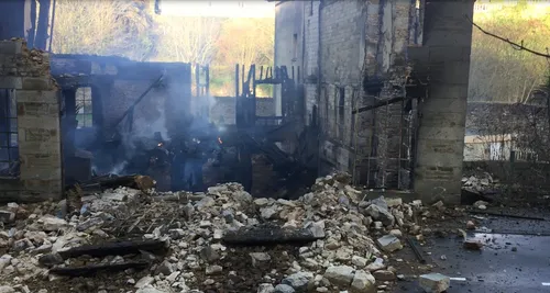 Une maison détruite par les flammes dans les Vaux de Vire