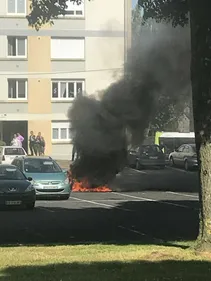 Une voiturette en feu