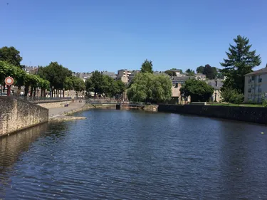 un pêcheur poussé à l'eau par des jeunes