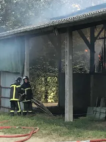 Feu de hangar à Coulonces