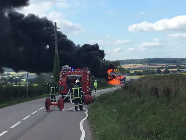 Un camion de fuel en feu !