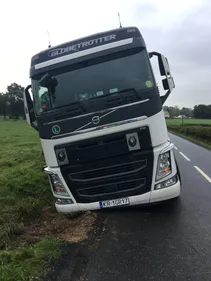 Poids lourd sur le bas côté, route fermée entre Sainte Marie...