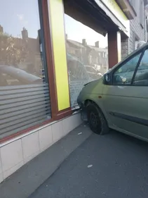 la voiture finit dans la boulangerie