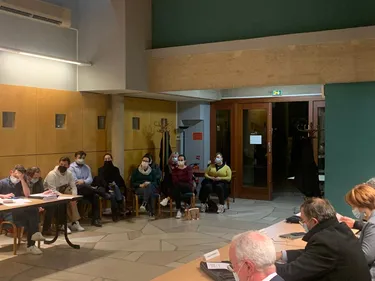 la fermeture de l'école de Neuville débattue par les élus virois