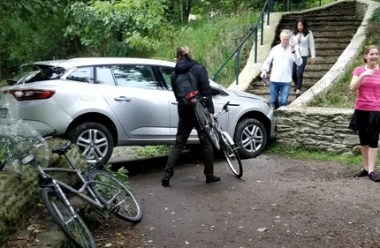 Insolite : une voiture coincée entre deux murets sur les bords de...