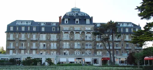 Cinq postes à pourvoir à l’Hôtel Barrière Le Royal à La Baule