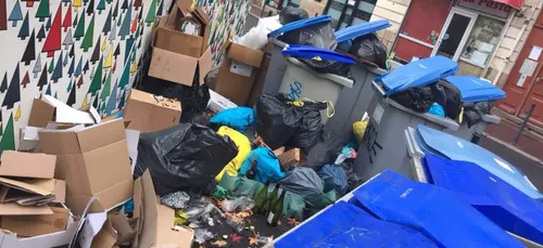 Des déchets en tout genre aux abords de l'école maternelle Molière...