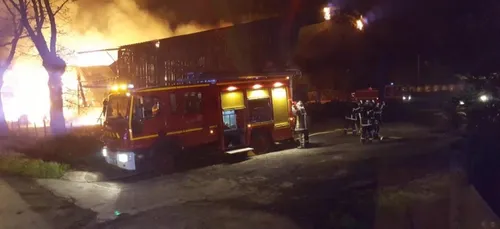 Un hangar agricole détruit par les flammes à la Chapelle-Launay