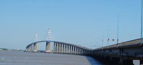 Un jeune homme se jette du pont de Saint-Nazaire