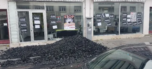 Saint-Nazaire : du charbon déversé dans les permanences de députés...