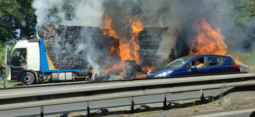 Un camion transportant de la paille prend feu sur le périphérique...