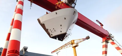 Un youtubeur star des moins de 30 ans en visite aux chantiers de...