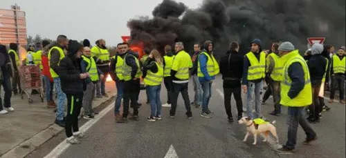Gilets jaunes : la situation à la mi-journée