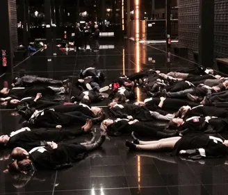 Nantes : des avocats se couchent sur le sol contre la réforme de la...