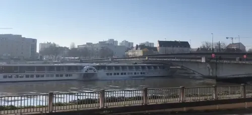 Nantes : le Loire-Princesse heurte le pont Audibert (VIDÉO)