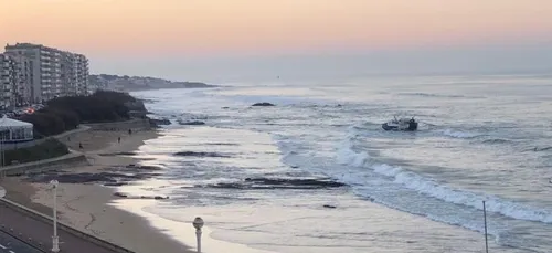 Les Sables-d'Olonne : un chalutier échoué, deux marins secourus