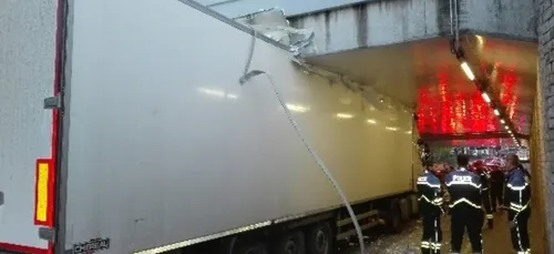 Nantes : un poids-lourd bloqué sous le pont de la Moutonnerie
