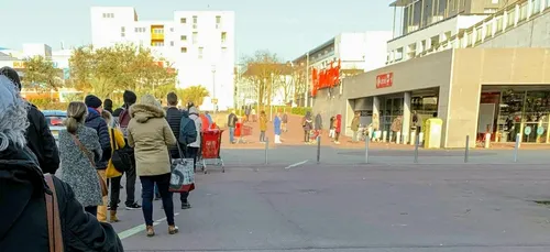Avant le confinement, les supermarchés encore pris d'assaut ce...