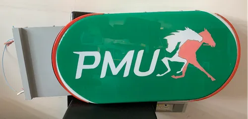 Nantes : ivres ils embarquent l'enseigne d'un bar PMU