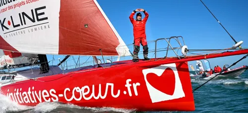 Vendée Globe : Sam Davies, hors course, franchit symboliquement la...