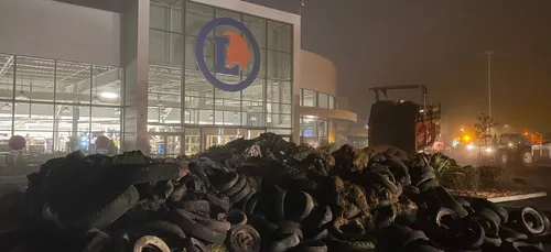 Manifestation matinale des agriculteurs à Blain et Ancenis