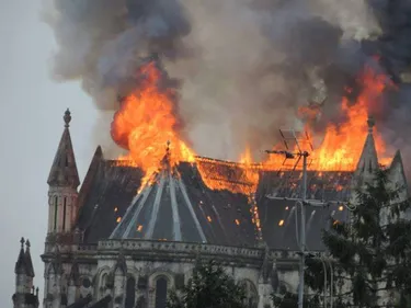 Spectaculaire incendie ce matin à la Basilique Saint-Donatien à Nantes