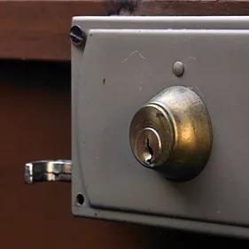 Un serrurier jugé pour des pratiques "trompeuses" et "agressives"...