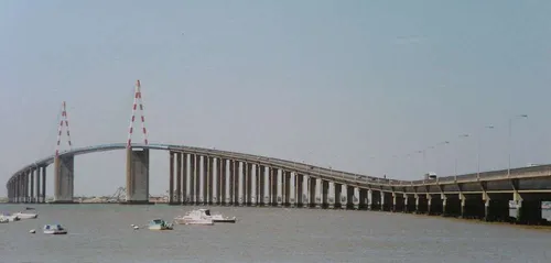 Un homme bloque le pont de Saint-Nazaire