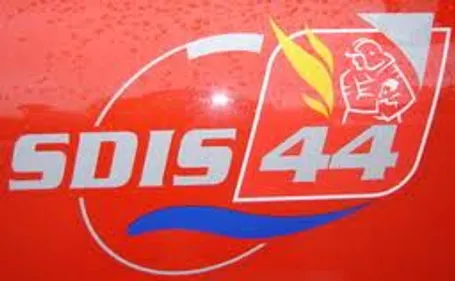 Les pompiers remettent 14 camions à des associations