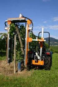 Nouveauté : une machine à tailler les vignes à Mouzillon