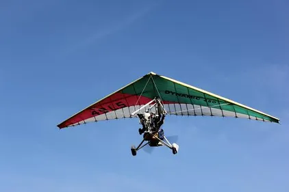 Deux pilotes d'ULM contrôlés après avoir survolé le site de Notre...