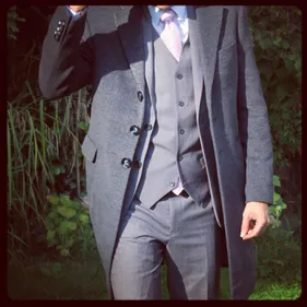 Deux Nantais inventent le costume sur mesure et accessible !